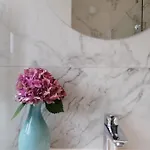 Large 800m From The 90 Square Meters 公寓