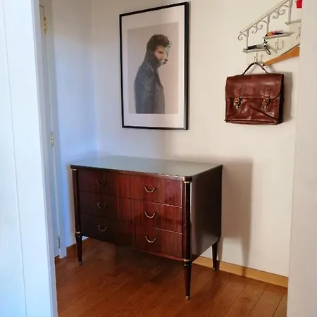 Large 800m From The 90 Square Meters Lägenhet