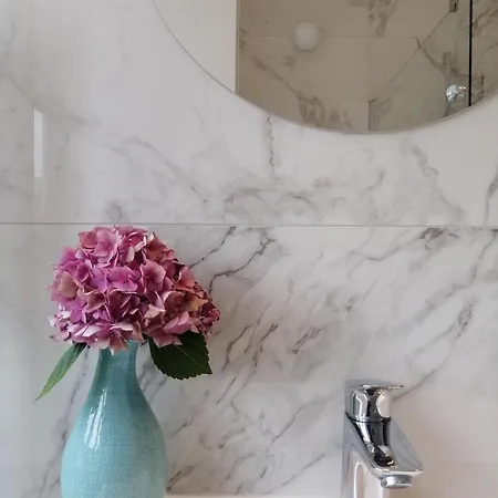 Large 800m From The 90 Square Meters Διαμέρισμα