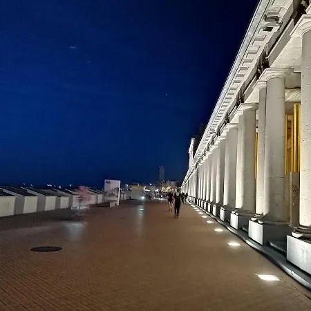 Large 800m From The 90 Square Meters Διαμέρισμα Οστένδη